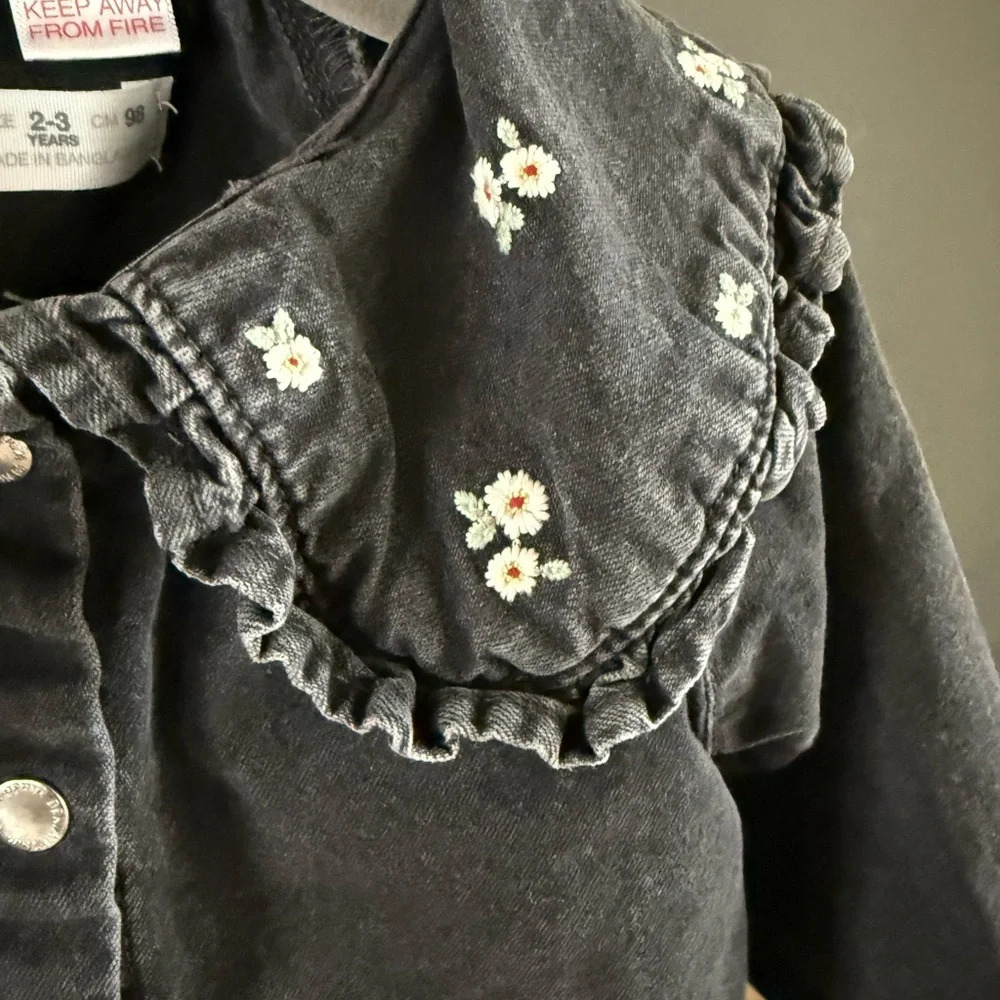 Zara  2-3 Girls Black Denim l/sl embroidered floral bib collar button shirt - Picture 3 of 6